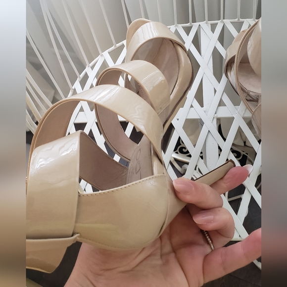ALDO beige patent sandals - Picture 6 of 8